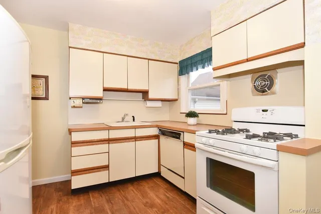 $738,000 | 135 Barwick Boulevard, Mineola, NY 11501