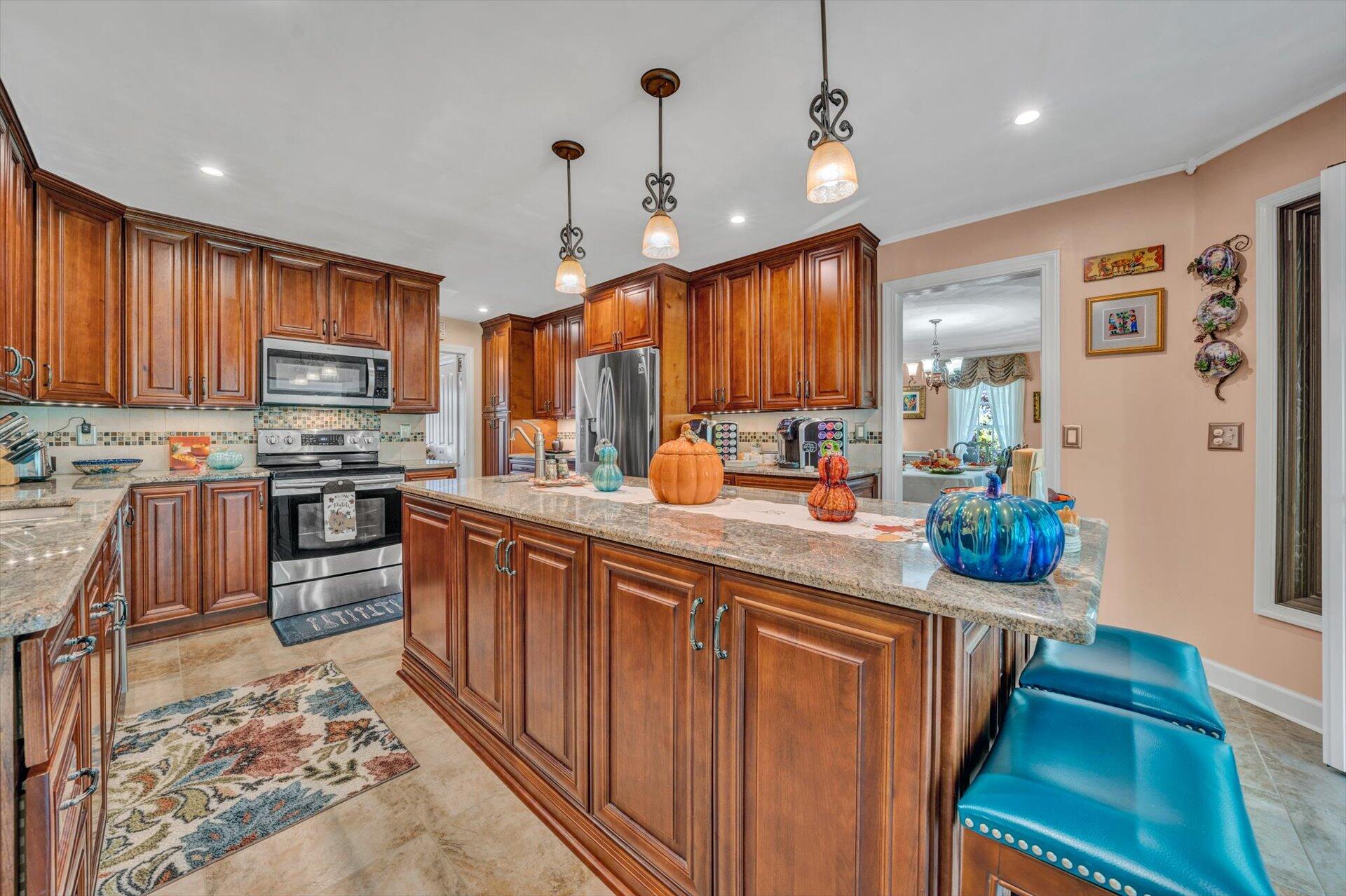 2435 Keagy Road Salem, VA 24153 - Photo 14 of 38 12-091120230111