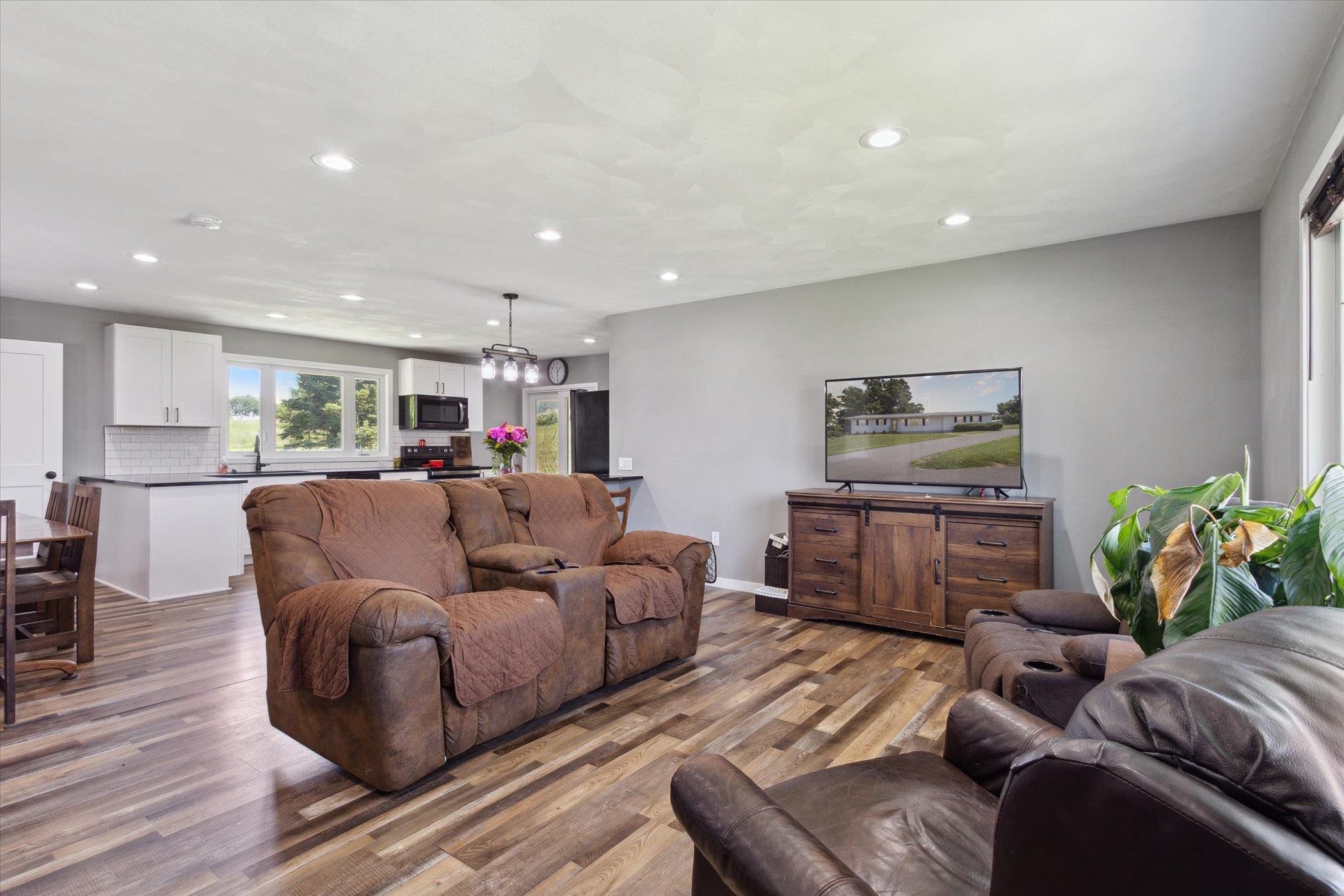 505 East State Line Road Orangeville, IL 61060 - Photo 7 of 58 a living room with furniture kitchen and a table