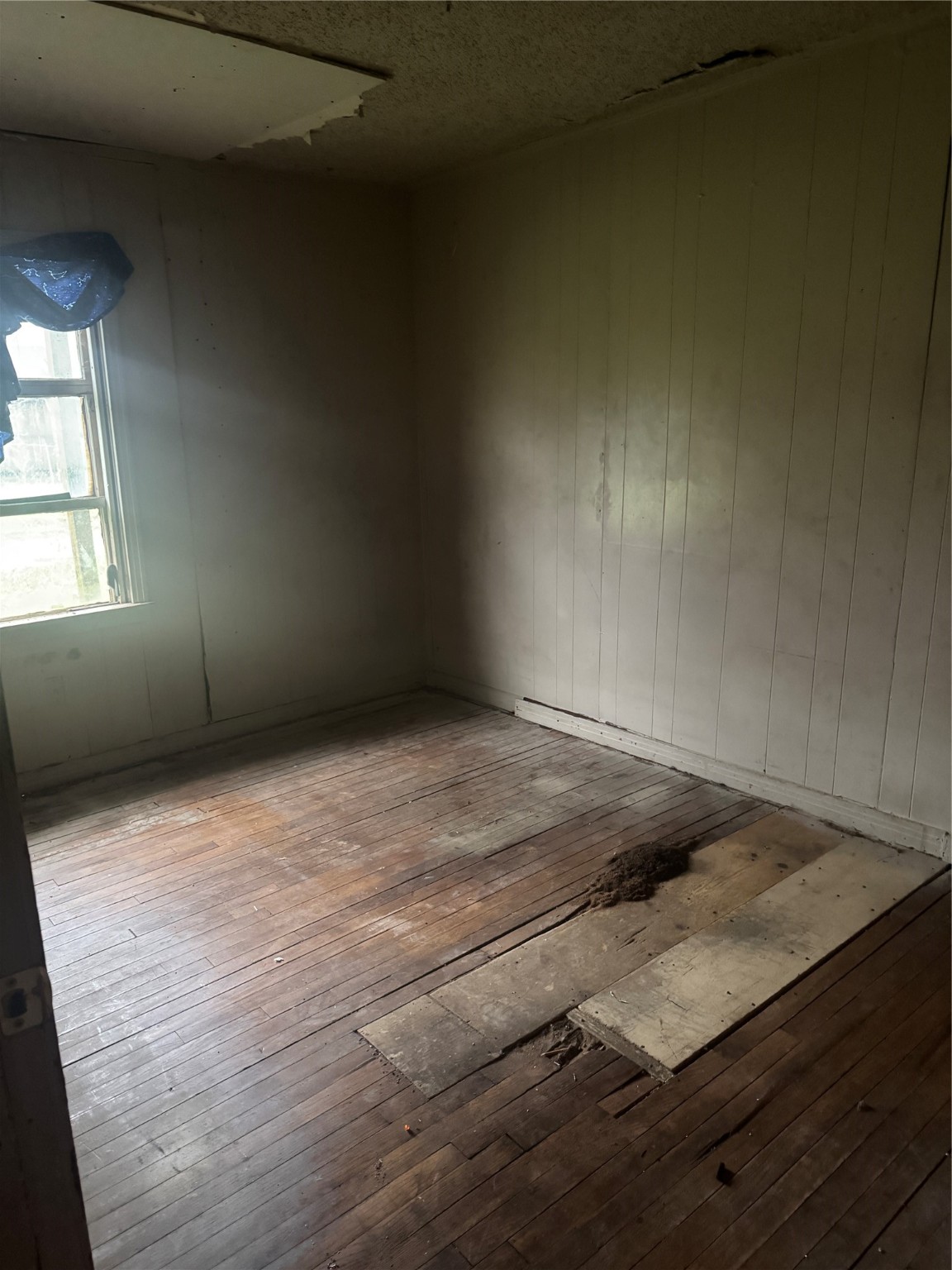 5950 Doolittle Boulevard Houston, TX 77033 - Photo 12 of 25 a view of empty room with window