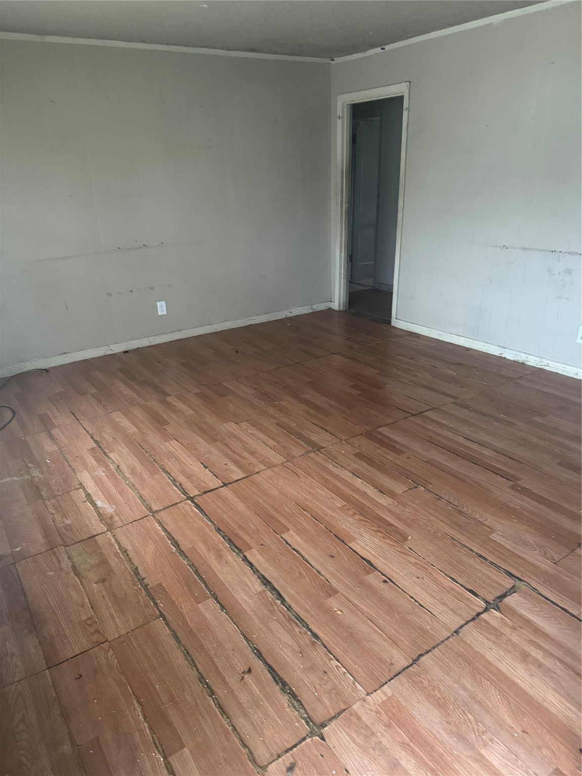 5950 Doolittle Boulevard Houston, TX 77033 - Photo 16 of 25 a view of empty room with wooden floor