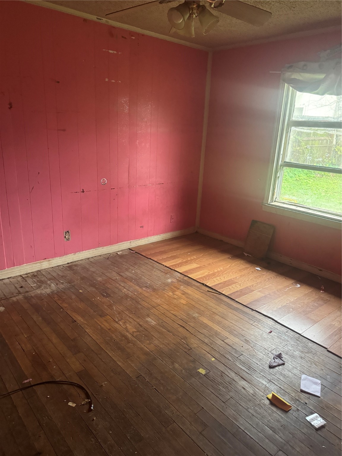 5950 Doolittle Boulevard Houston, TX 77033 - Photo 6 of 25 a view of empty room with window