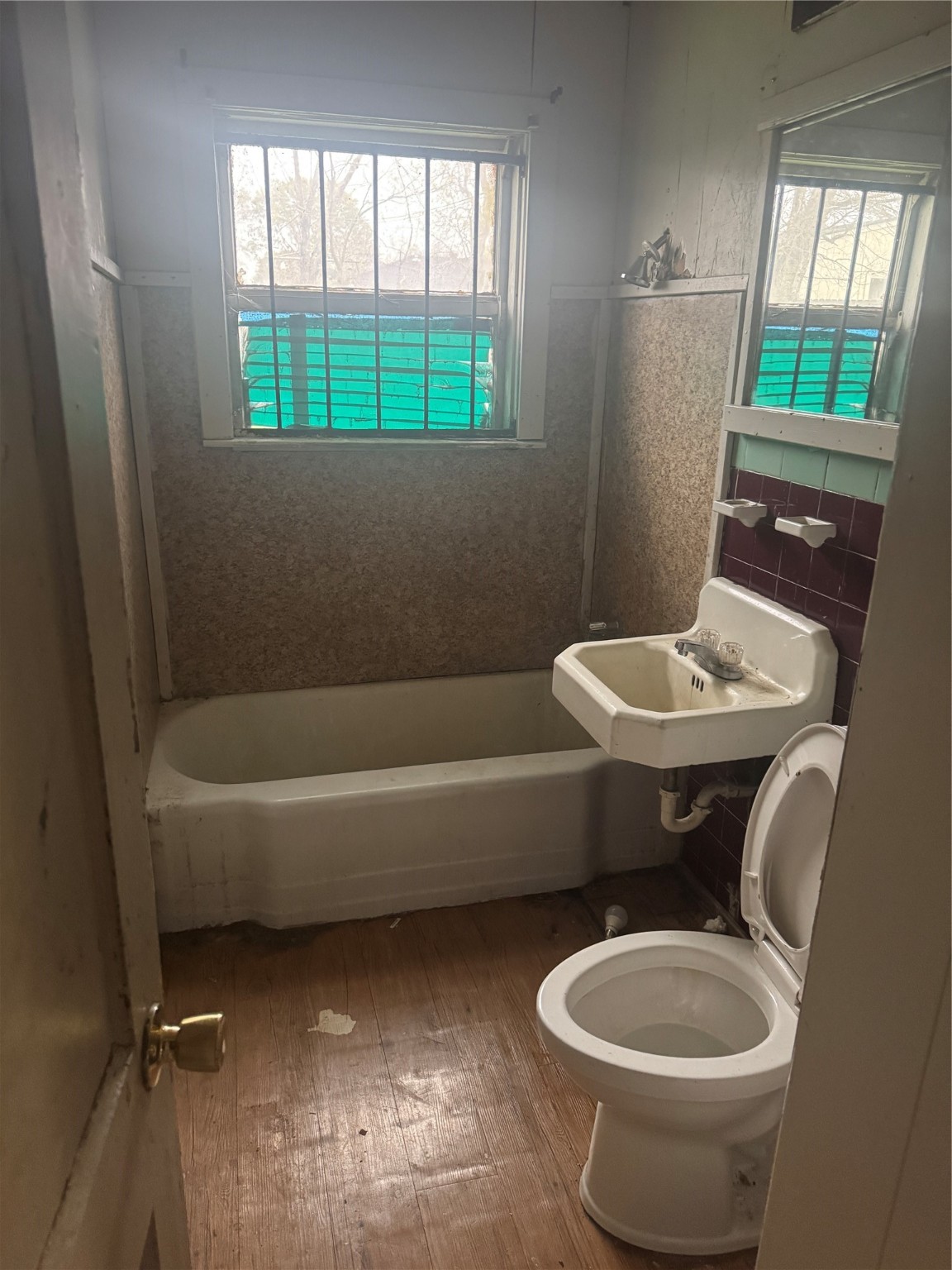 5950 Doolittle Boulevard Houston, TX 77033 - Photo 8 of 25 a bathroom with a toilet a sink and a bathtub