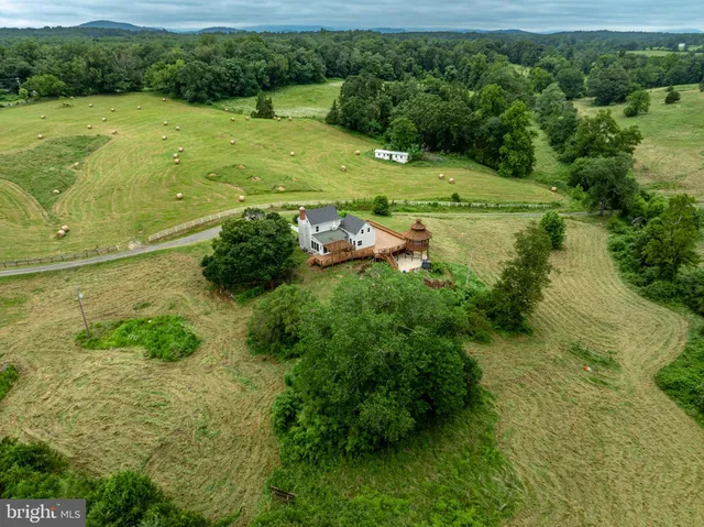a view of a back yard of a house