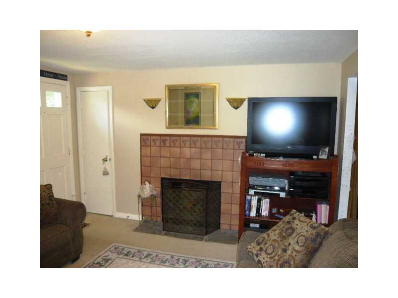 42 Azalea Road Narragansett, RI 02882 - Photo 3 of 25 Living Room.