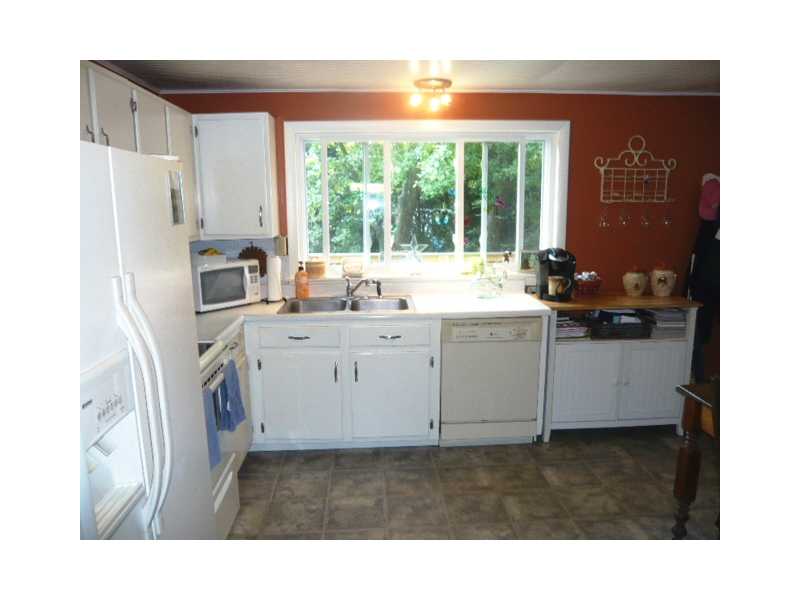 42 Azalea Road Narragansett, RI 02882 - Photo 5 of 25 Kitchen.