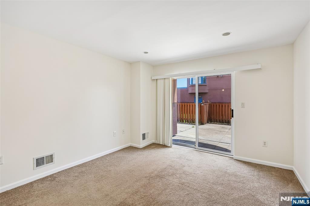 302 Chase Court, Unit 302 Edgewater, NJ 07020 - Photo 17 of 46