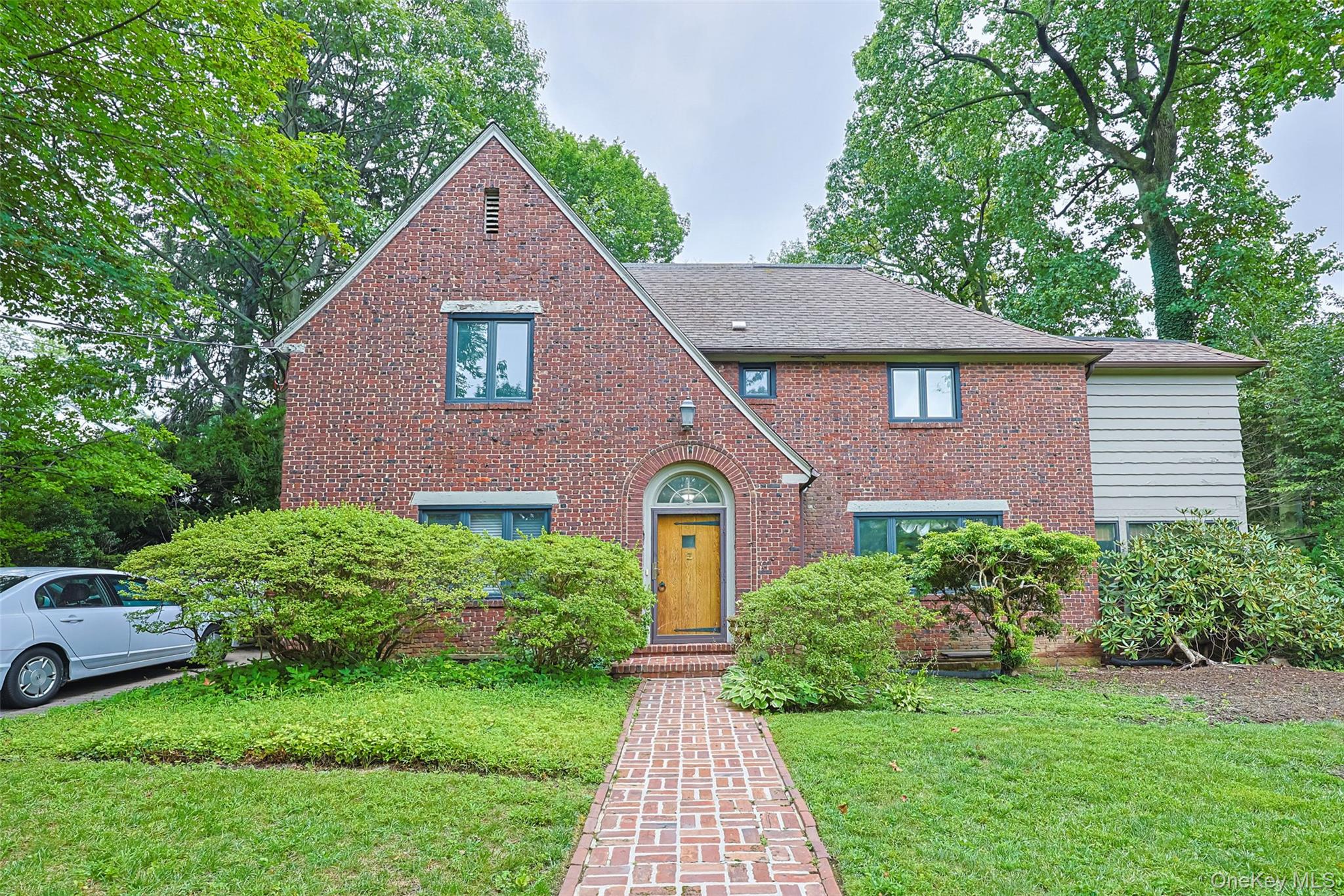 3 Buckingham Place Great Neck, NY 11021 - Photo 2 of 28 a front view of a house with garden