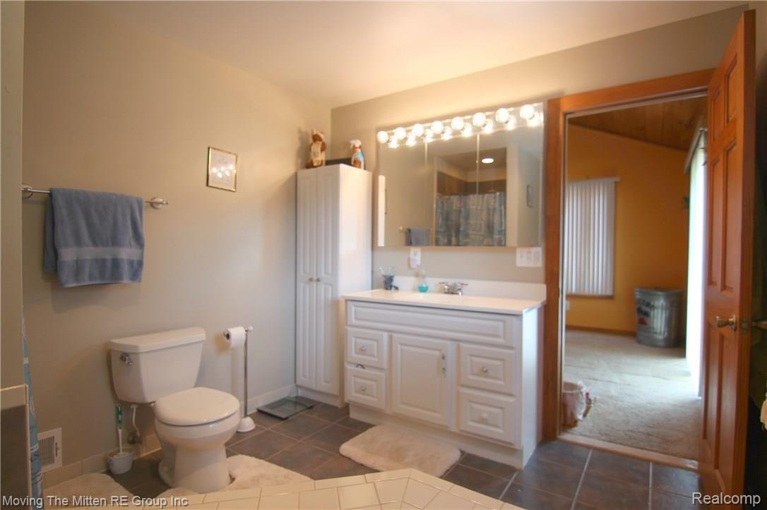 43221 Fret Road Belleville, MI 48111 - Photo 14 of 34 jFret Rd Master Bath 2.jpg