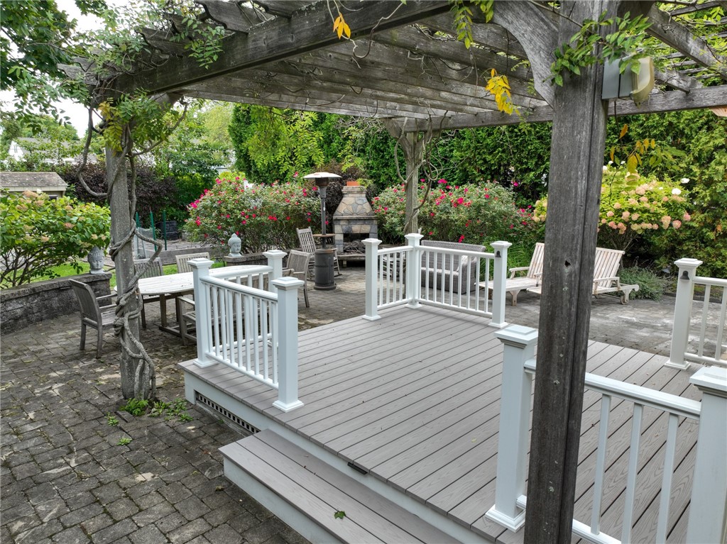 37 Woodlund Avenue Westerly, RI 02891 - Photo 3 of 45