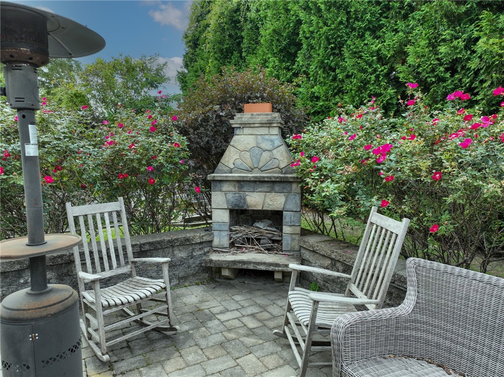 37 Woodlund Avenue Westerly, RI 02891 - Photo 4 of 45