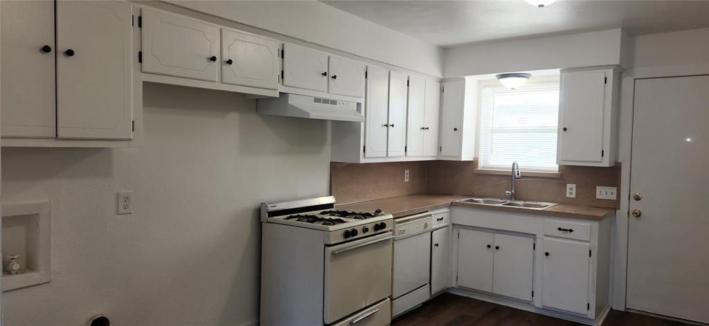 1029 Custer Road, Unit 1031 Richardson, TX 75080 - Photo 12 of 19 a kitchen with granite countertop a sink a stove and cabinets