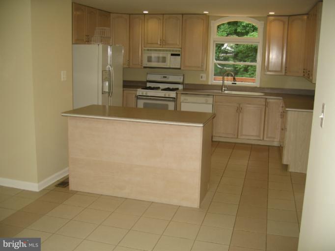 13920 Flint Rock Road Rockville, MD 20853 - Photo 13 of 29 Kitchen