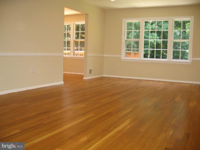 13920 Flint Rock Road Rockville, MD 20853 - Photo 18 of 29 Living Room