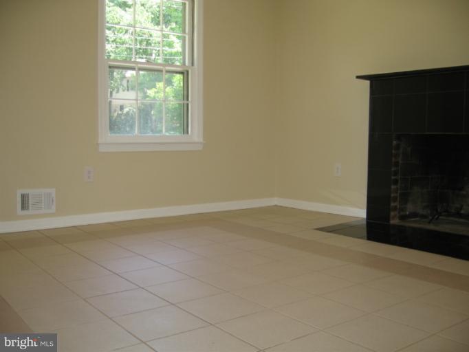 13920 Flint Rock Road Rockville, MD 20853 - Photo 4 of 29 Family Room