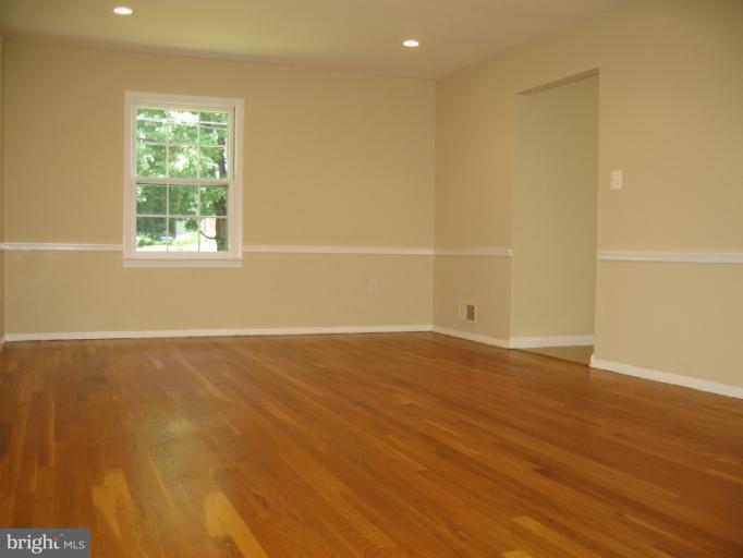 13920 Flint Rock Road Rockville, MD 20853 - Photo 8 of 29 Living Room