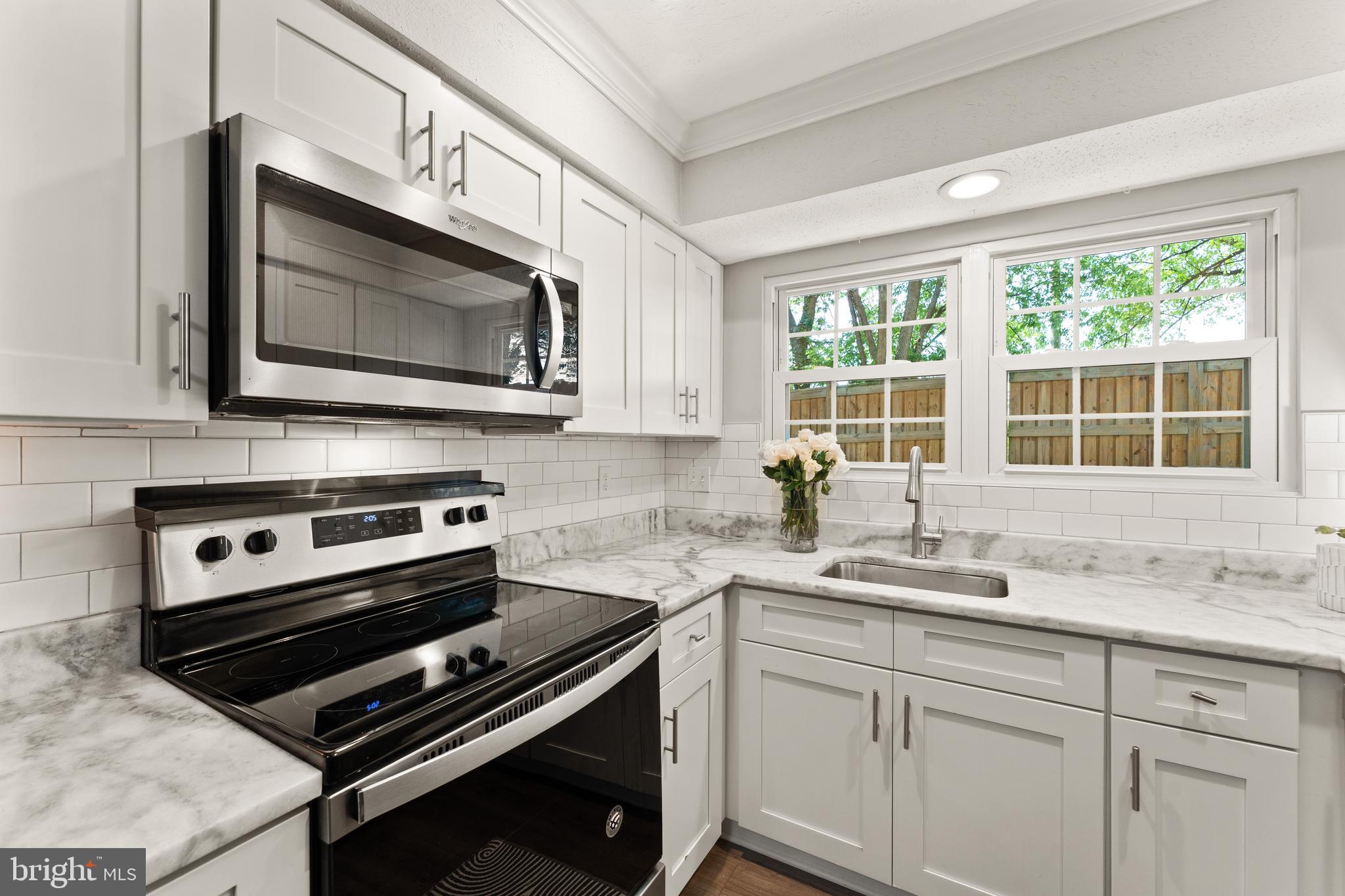 124 Fort Evans Road Southeast, Unit B Leesburg, VA 20175 - Photo 11 of 39 Crisp white shaker cabinet and SS appliances