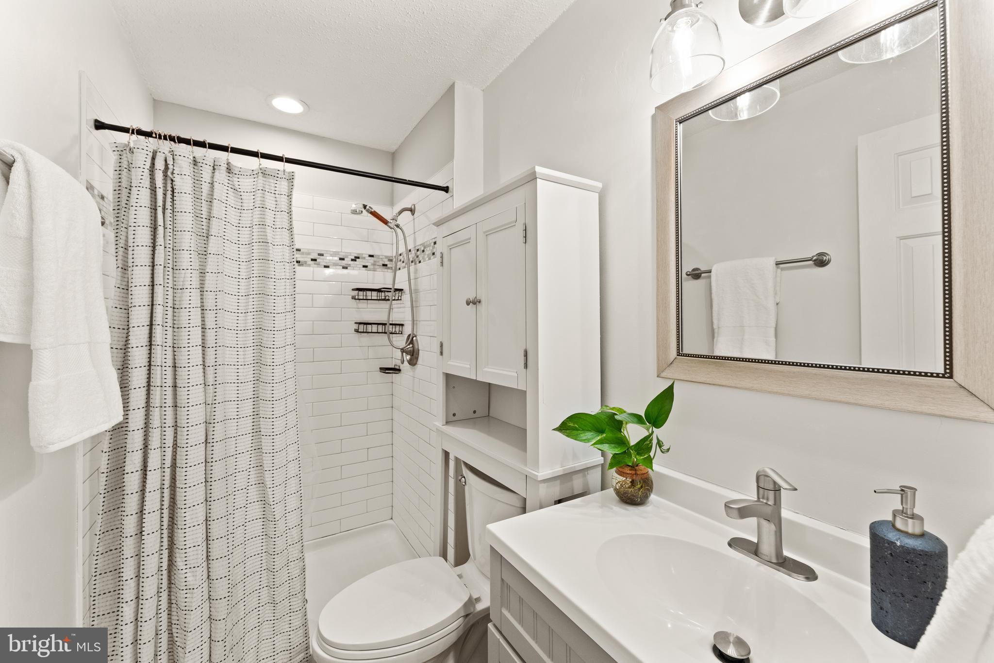 124 Fort Evans Road Southeast, Unit B Leesburg, VA 20175 - Photo 23 of 39 Renovated hall bathroom