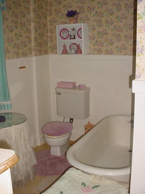 2023 York Road Southwest Roanoke, VA 24015 - Photo 12 of 16 Bathroom