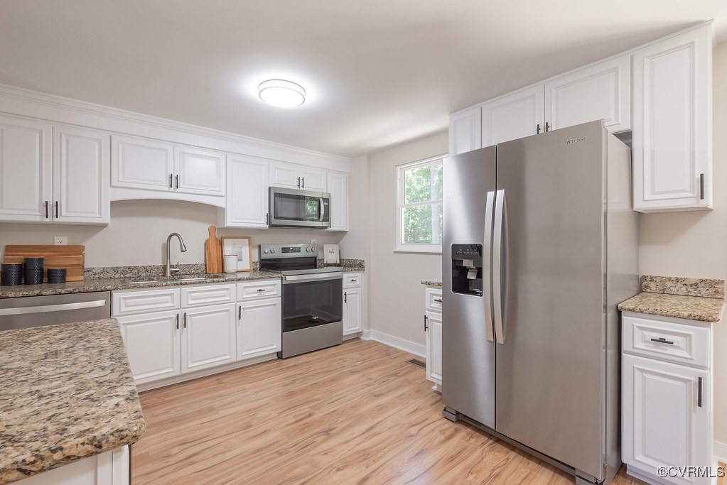 5003 Meredith Woods Road Glen Allen, VA 23060 - Photo 2 of 36 a kitchen with granite countertop a refrigerator stove top oven and sink