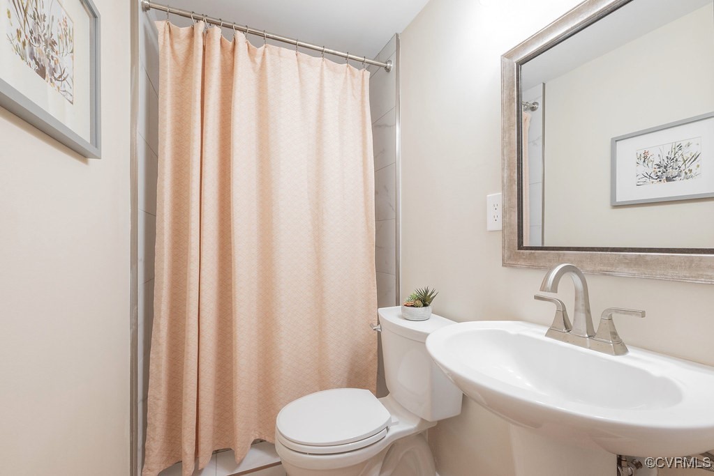 5003 Meredith Woods Road Glen Allen, VA 23060 - Photo 23 of 36 a bathroom with a toilet a sink and a mirror