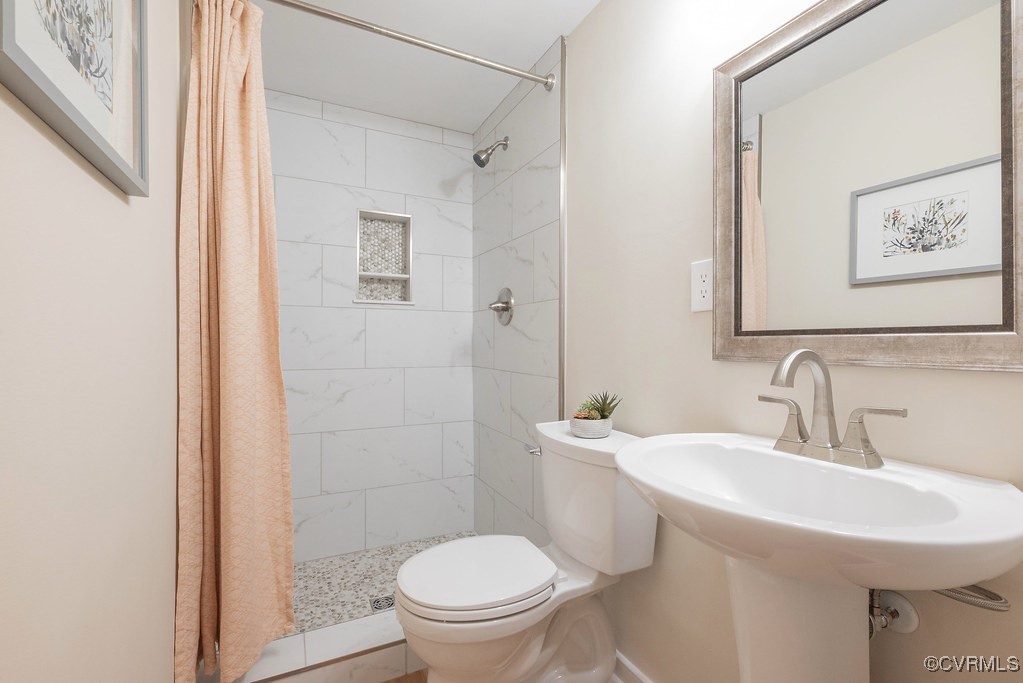 5003 Meredith Woods Road Glen Allen, VA 23060 - Photo 24 of 36 a bathroom with a toilet sink and mirror