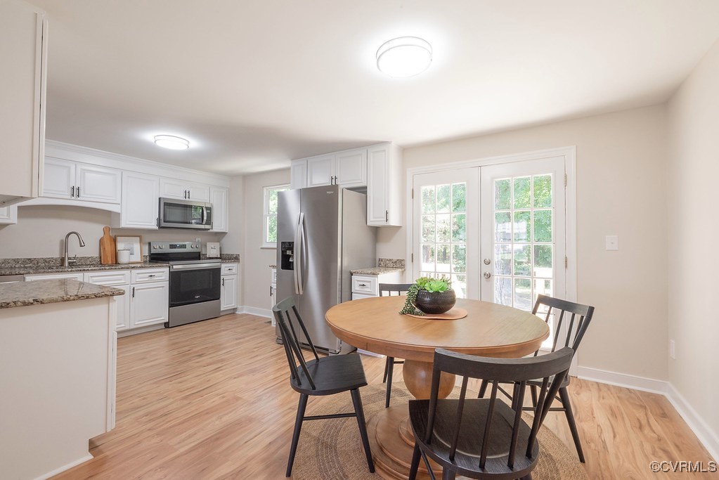 5003 Meredith Woods Road Glen Allen, VA 23060 - Photo 8 of 36 a kitchen with a dining table chairs and refrigerator