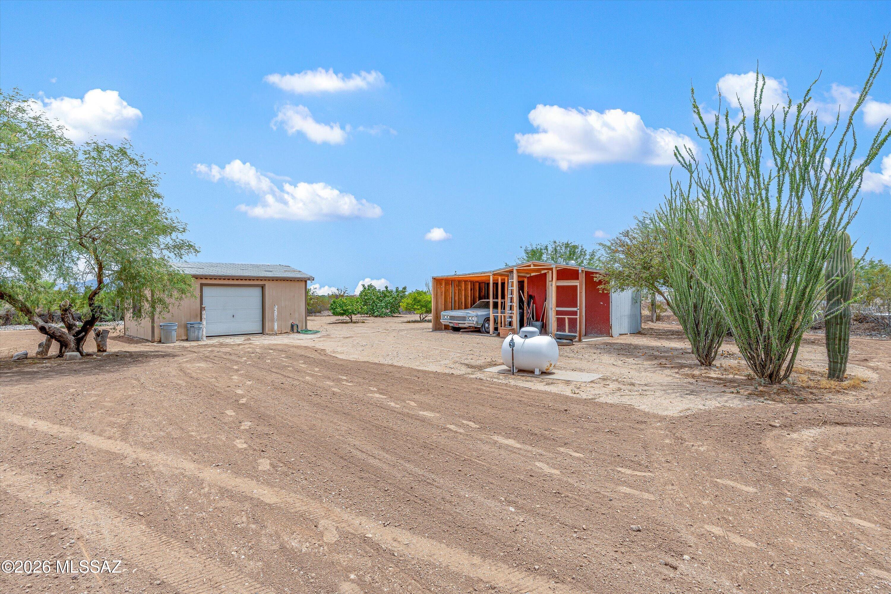 10935 South Swan Road Tucson, AZ 85756 - Photo 29 of 41 1 car garage | 1 Covered Parking | Workshop | Storage