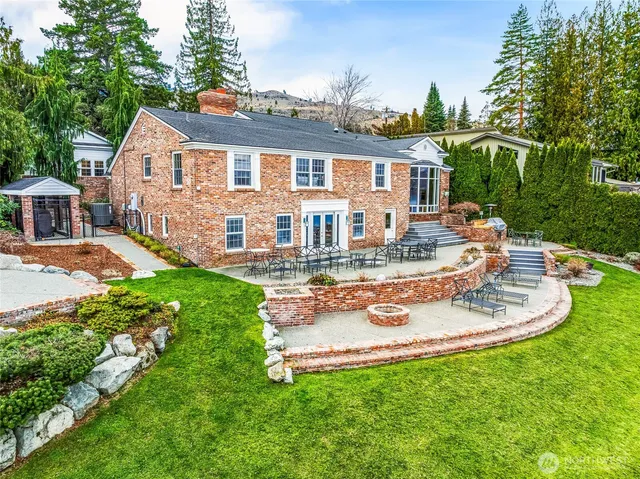 a view of a house with garden