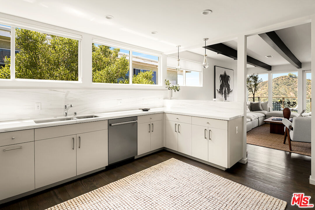 2235 Gloaming Way Beverly Hills, CA 90210 - Photo 18 of 33