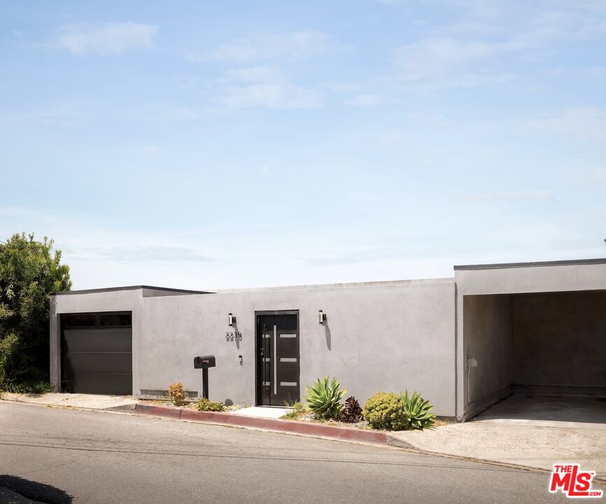 2235 Gloaming Way Beverly Hills, CA 90210 - Photo 2 of 33
