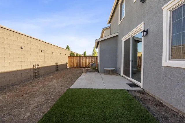 a view of a back yard of the house