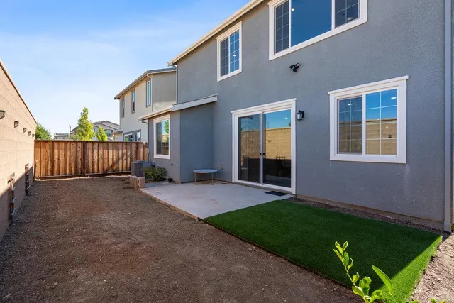 a view of an house with backyard and garden