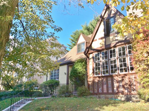 27 Somerset Road Brookline, MA 02445 - Photo 2 of 9