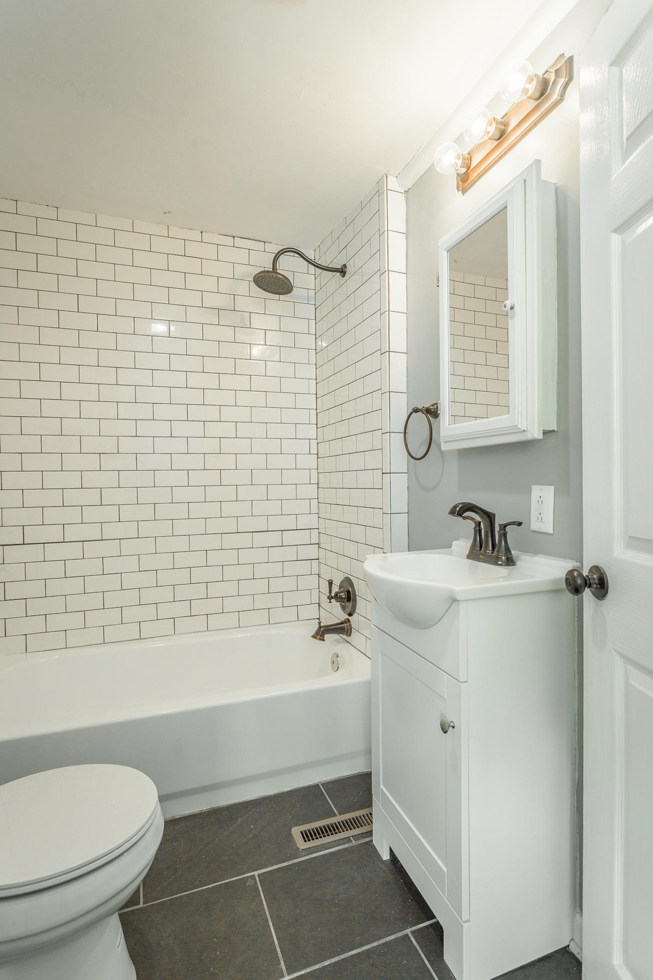 5301 State Line Road Chattanooga, TN 37412 - Photo 12 of 17 Full Bathroom