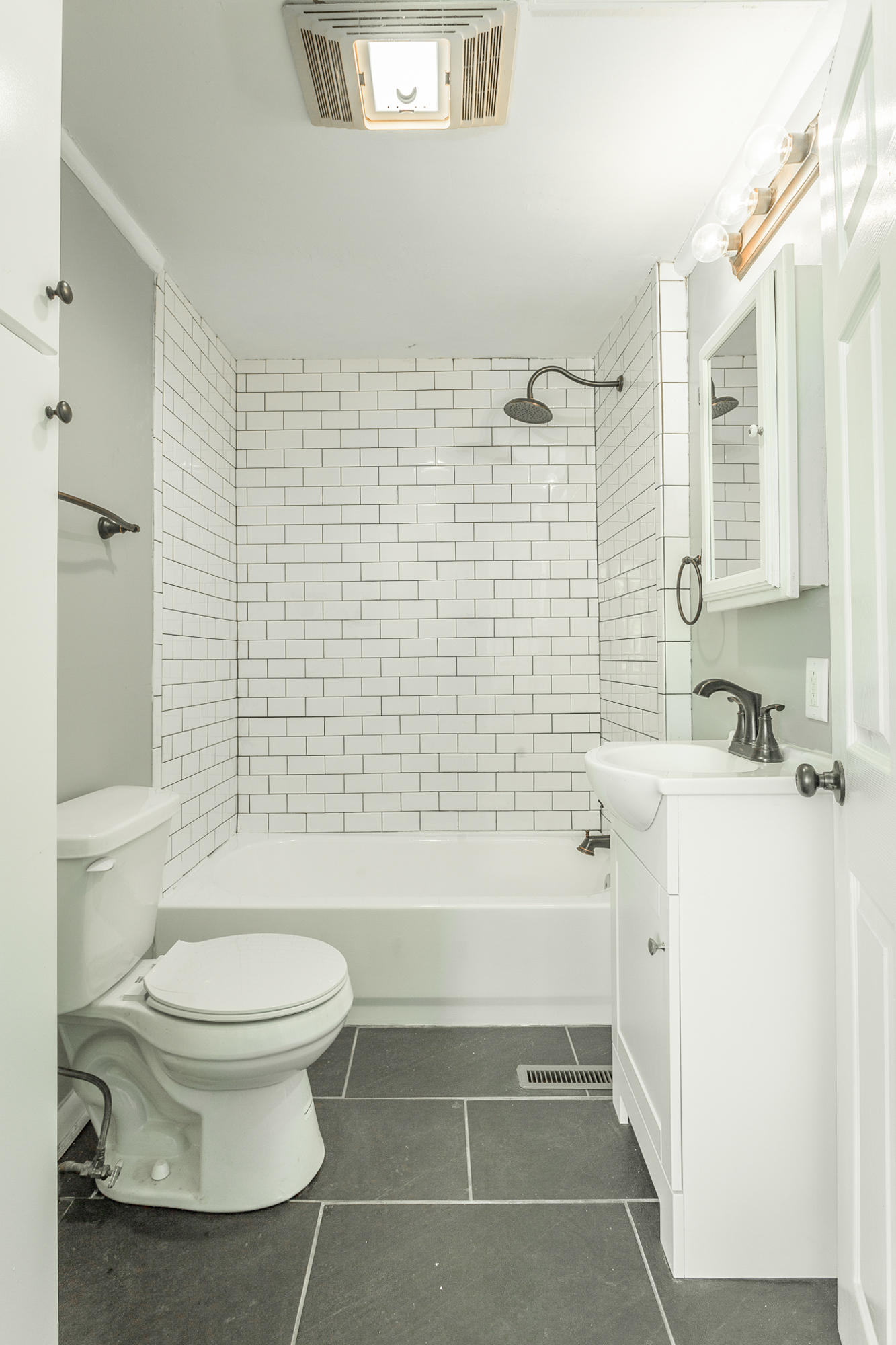 5301 State Line Road Chattanooga, TN 37412 - Photo 13 of 17 Full Bathroom