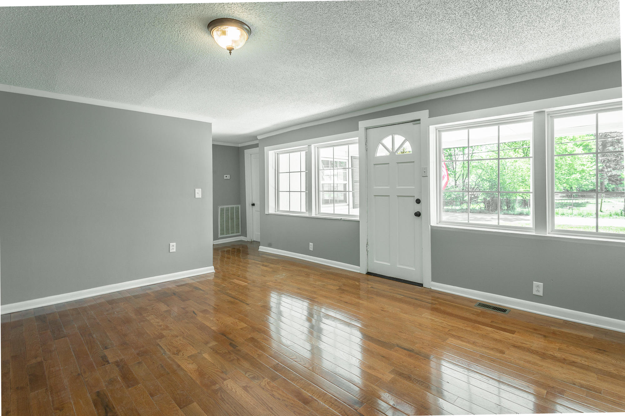5301 State Line Road Chattanooga, TN 37412 - Photo 3 of 17 Living Room