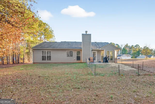 a view of a house with a backyard