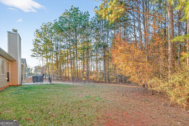 a view of yard with trees