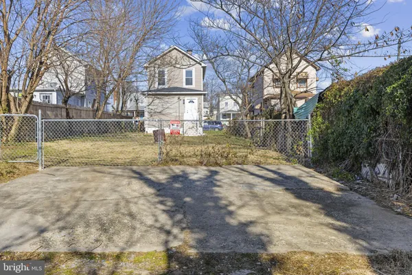 a view of a yard with a house
