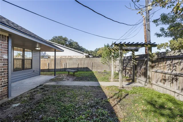 a view of a backyard