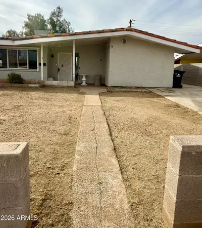 a view of a house with backyard