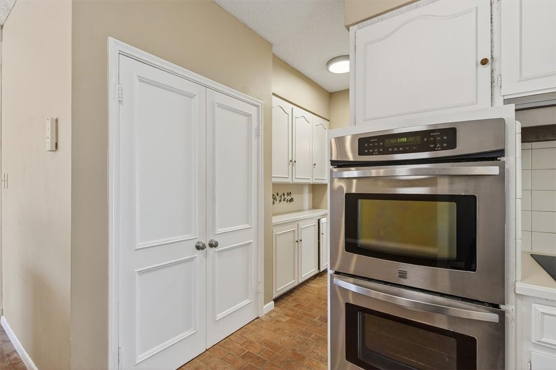 6418 Long Circle Corpus Christi, TX 78413 - Photo 13 of 40 a kitchen with cabinets and steel stainless steel appliances