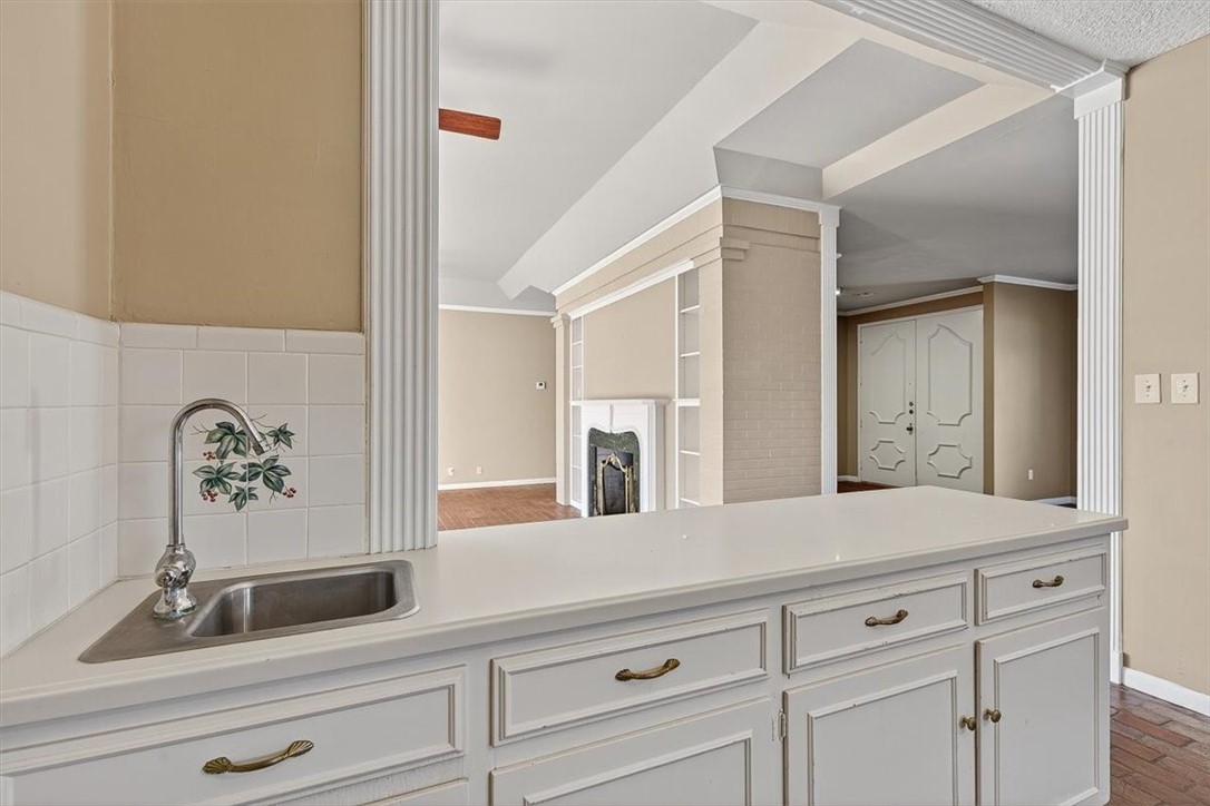 6418 Long Circle Corpus Christi, TX 78413 - Photo 15 of 40 a bathroom with a sink and a mirror