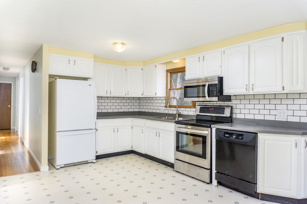 304 Peekskill Avenue Springfield, MA 01129 - Photo 1 of 30