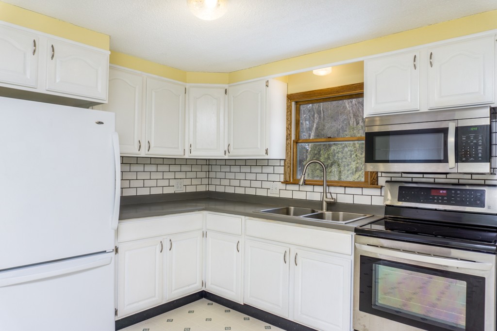304 Peekskill Avenue Springfield, MA 01129 - Photo 6 of 30