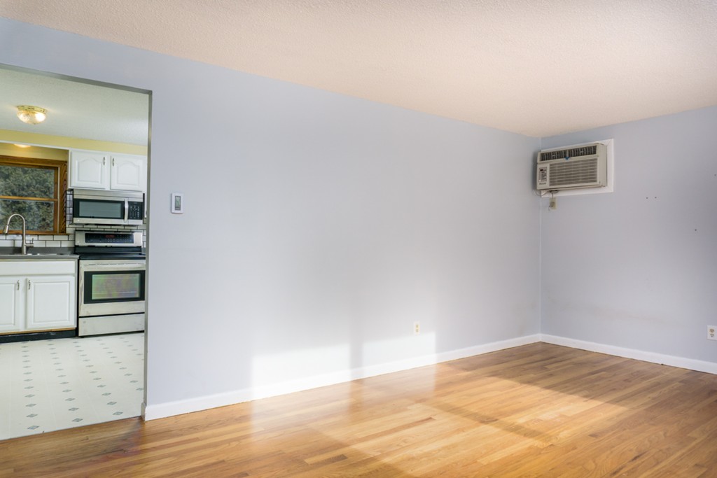 304 Peekskill Avenue Springfield, MA 01129 - Photo 8 of 30