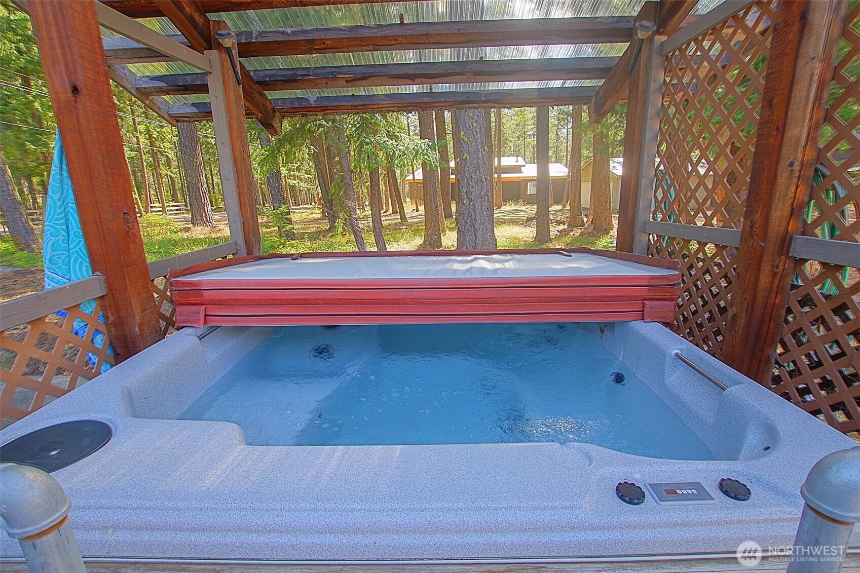 70 Lake Cabins Road Ronald, WA 98940 - Photo 23 of 32 a bathroom with a bathtub and window