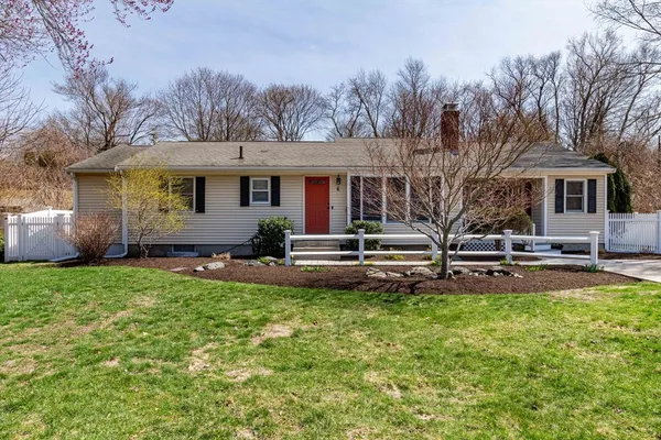 a view of a house with backyard and a tree