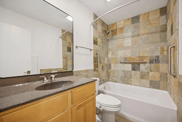 $114,999 | 4120 Parklawn Avenue, Unit 228, Edina, MN 55435